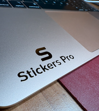 Pefatina de metal dorado sobre MacBook Pefatina de metal dorado sobre MacBook