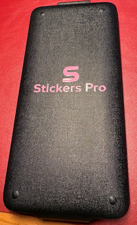 Pegatina de metal color rosa sobre calculadora Pegatina de metal color rosa sobre calculadora