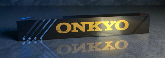 Pegatina de metal dorada sobre metraquilato