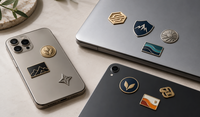 Pins metálicos adhesivos personalizados aplicados sobre móvil, tablet y ordenador